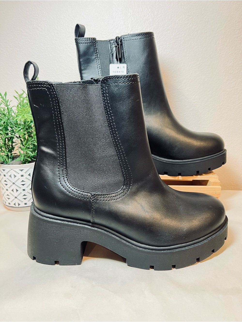 NWT! torrid Black Chunky Chelsea Faux Leather Side Zip Ankle Boots Booties 9WW
